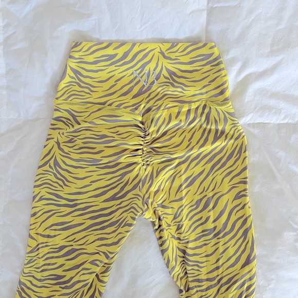 3 PIECE SET Noire Blanc Lamone Bombshell Scrunch Leggings Sports Bra Jacket XS S - Picture 12 of 14